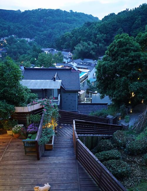 杭州西湖边山景露台民宿清晨景色