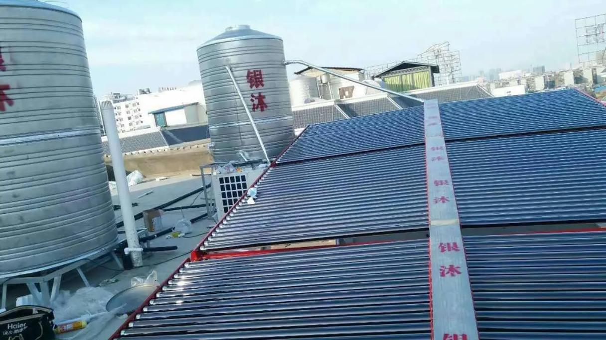 楼顶传统真空管式太阳能热水器安装实景