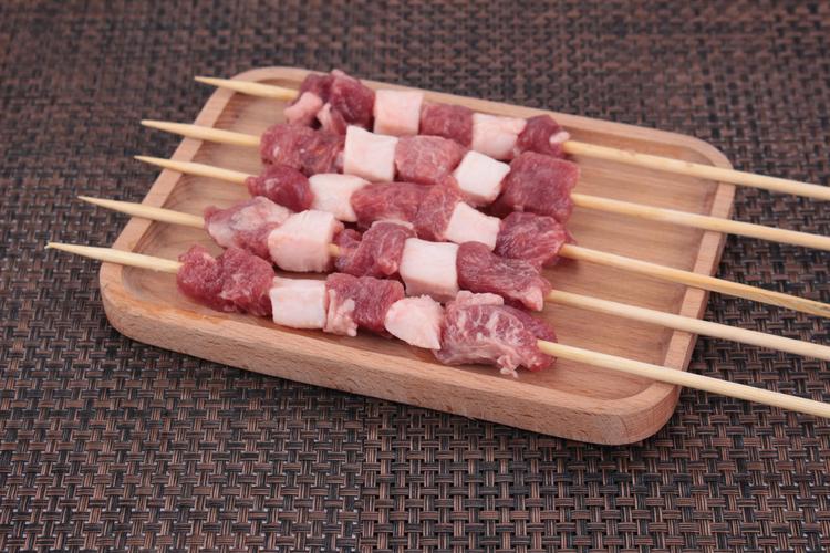 竹签泡水后穿好的羊肉串特写