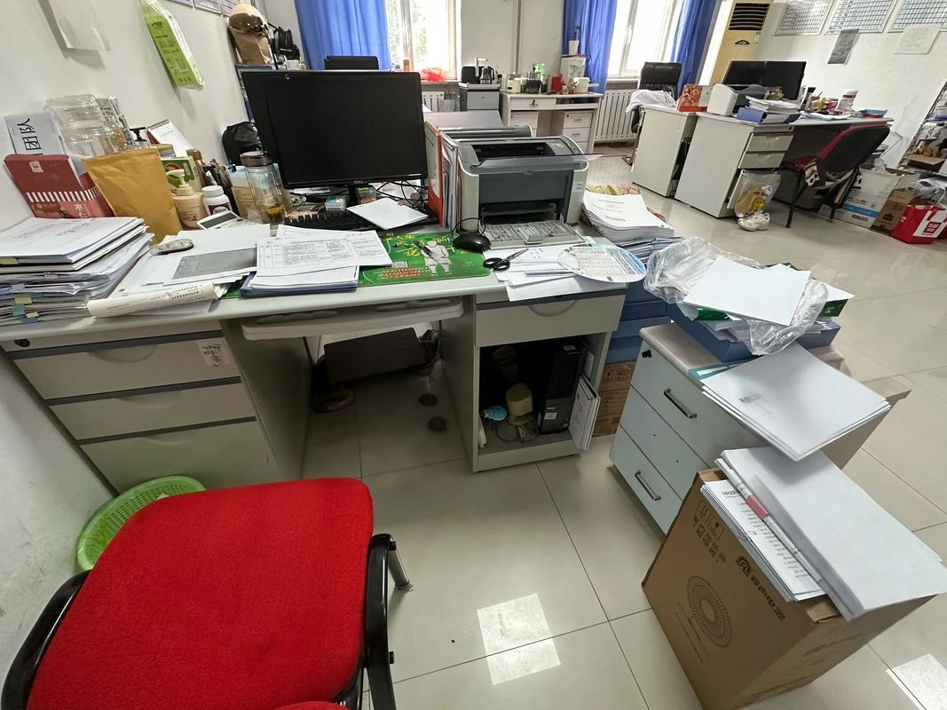 办公室行政工作杂乱场景