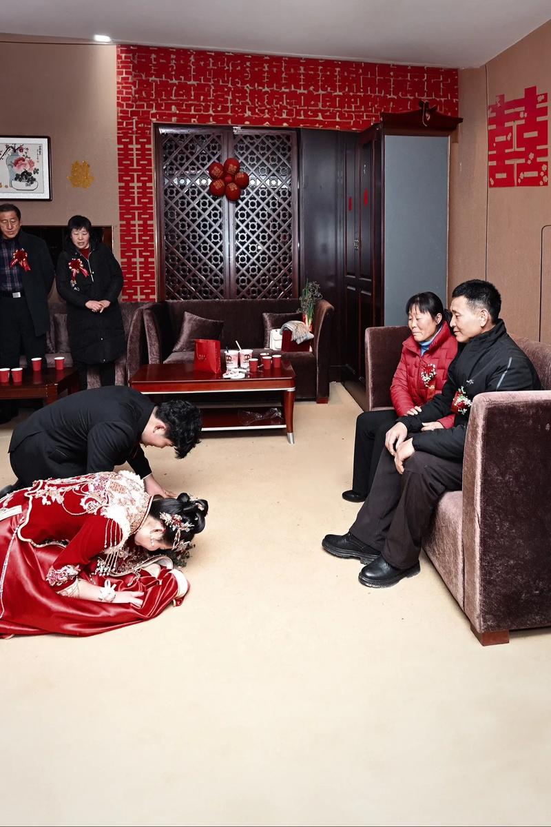婚礼感恩环节女儿蹲在父亲膝前说话
