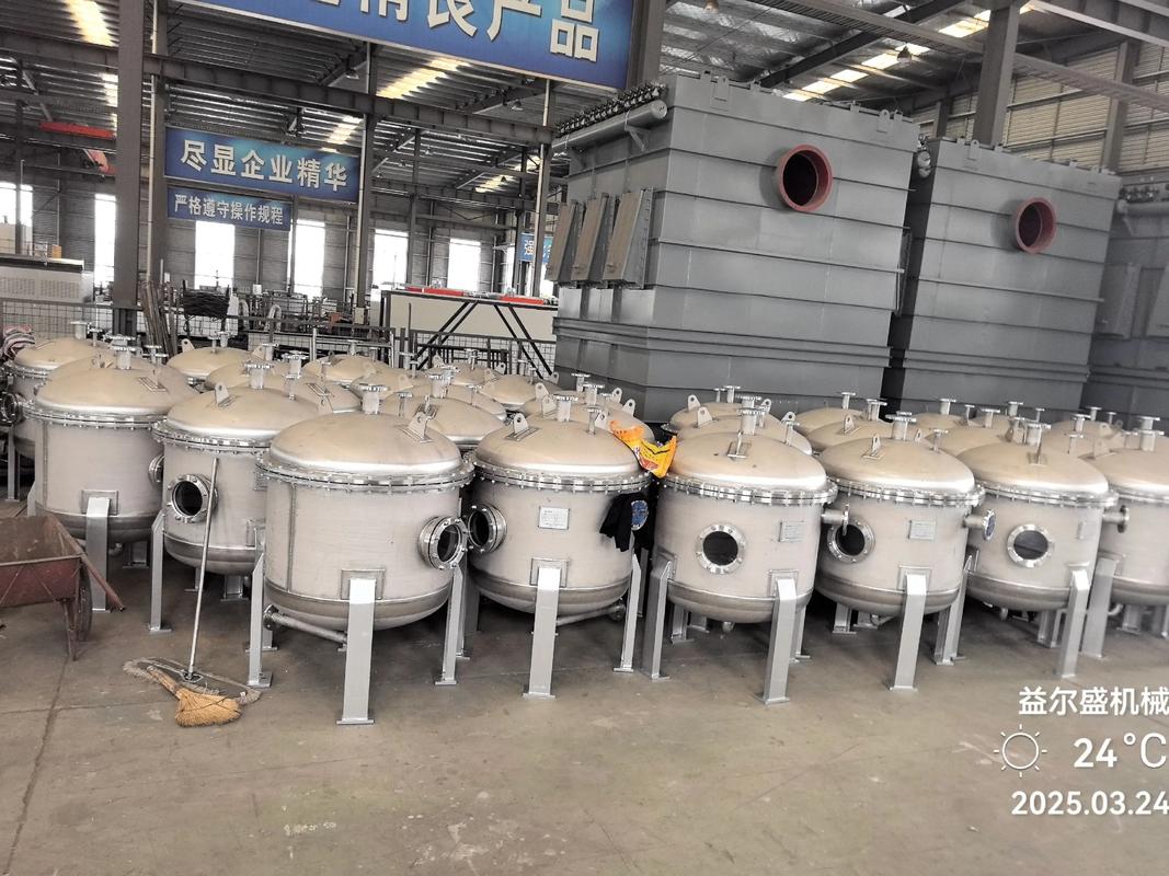 工业车间固液分离场景,大型沉降槽与管道