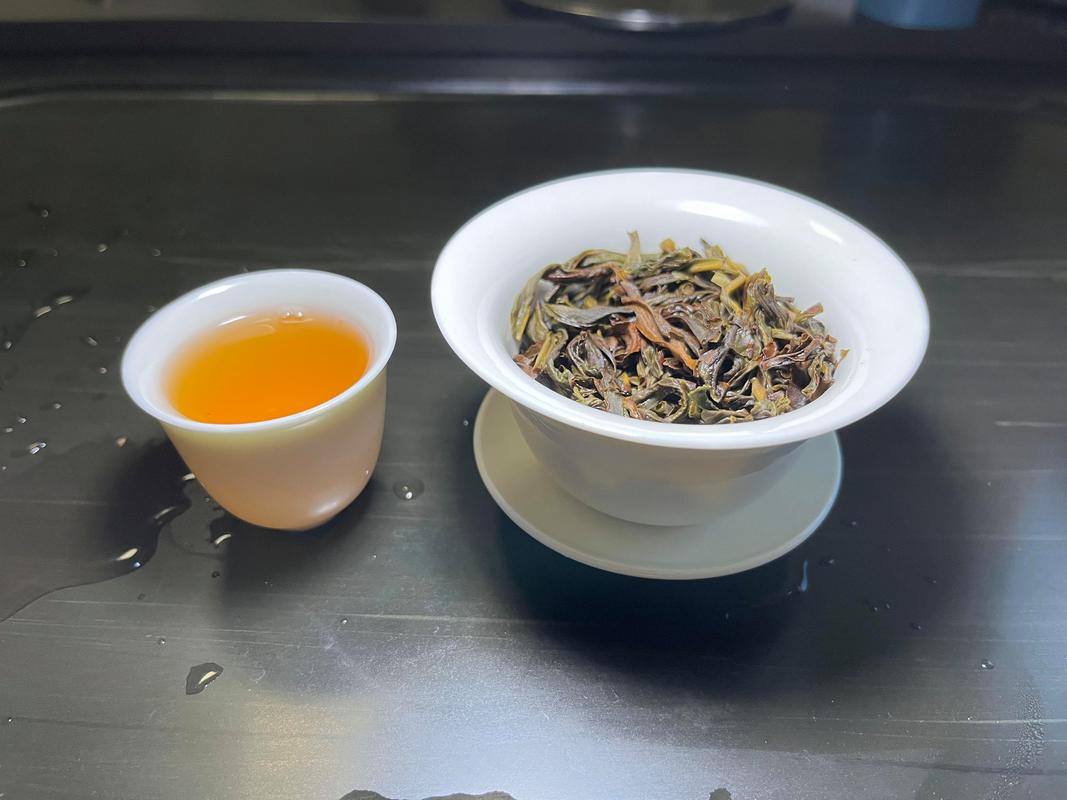 茶艺师手冲凤凰单丛水流特写