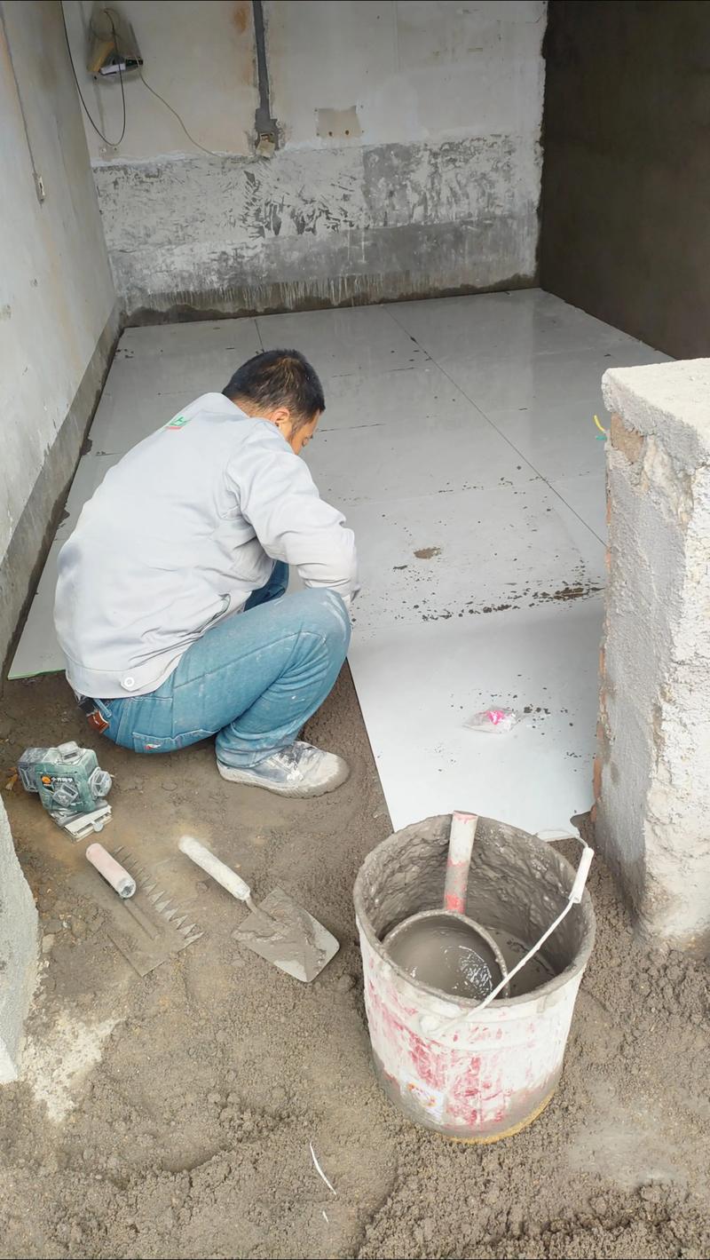 瓦工铺贴地砖干铺砂浆层施工照片