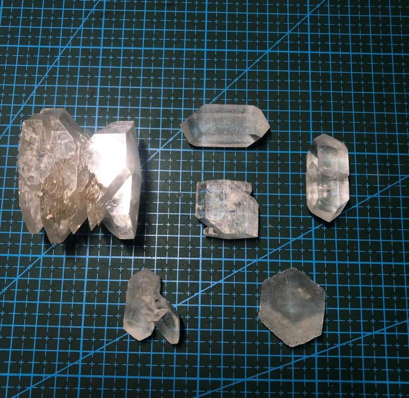 巨大的荧光蛋白石般的石膏洞穴晶簇
