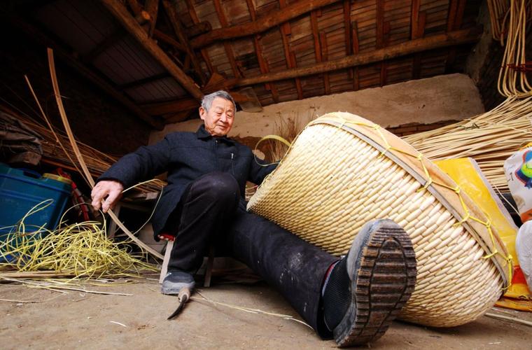 德州本地手艺人坐在院中小马扎上编柳菜筐