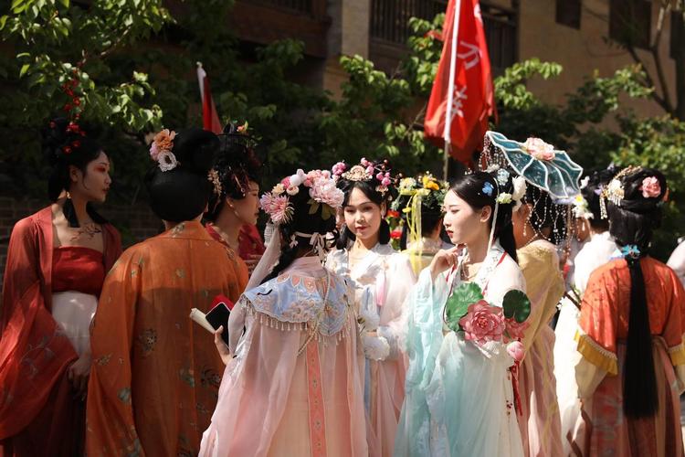 西安古城墙游客穿汉服游览留影