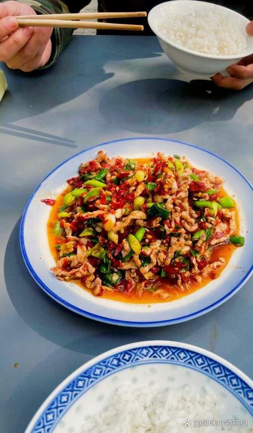 二、中午的苍蝇馆子:辣椒炒肉里的烟火气