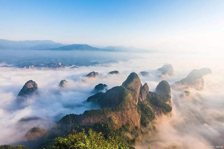 崀山八角寨清晨丹霞云海观景图