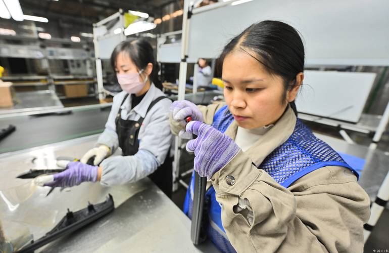 车间装配工人调整不合理机械设计零件