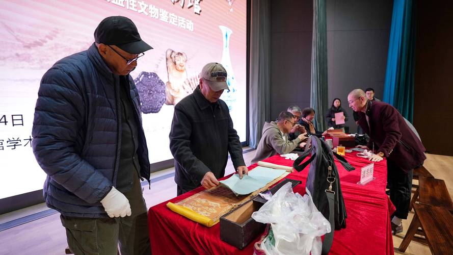 正规文博单位公开授权文物临摹活动现场照
