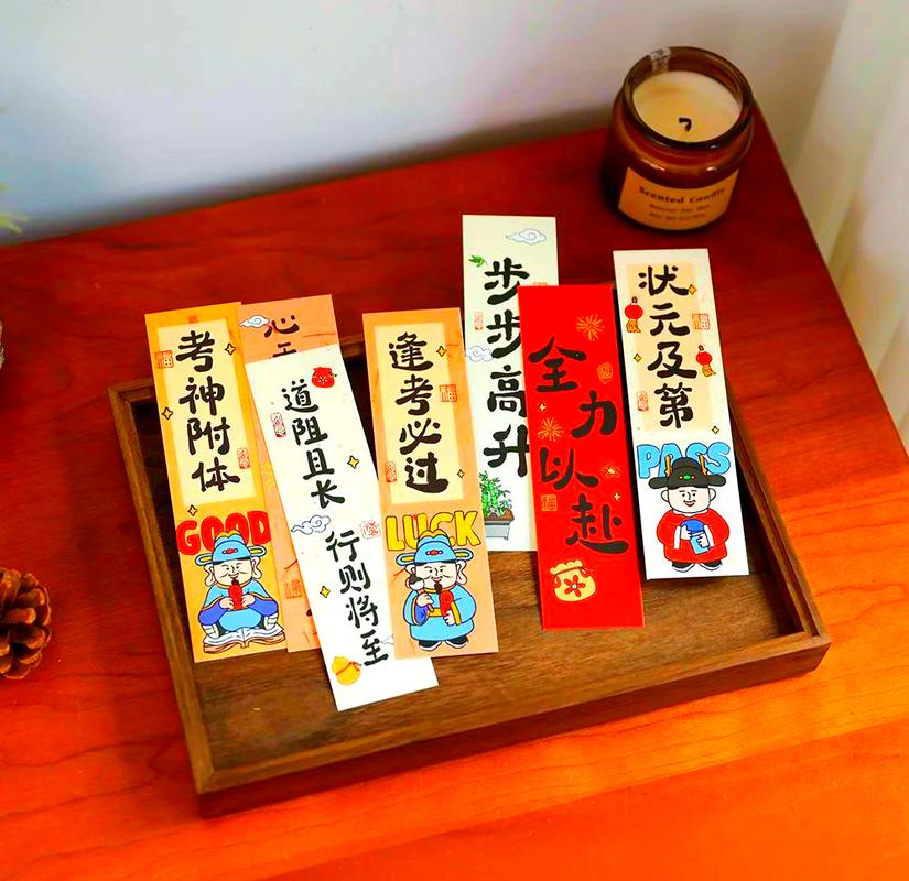中考生书桌前贴着鼓励便签埋头复习