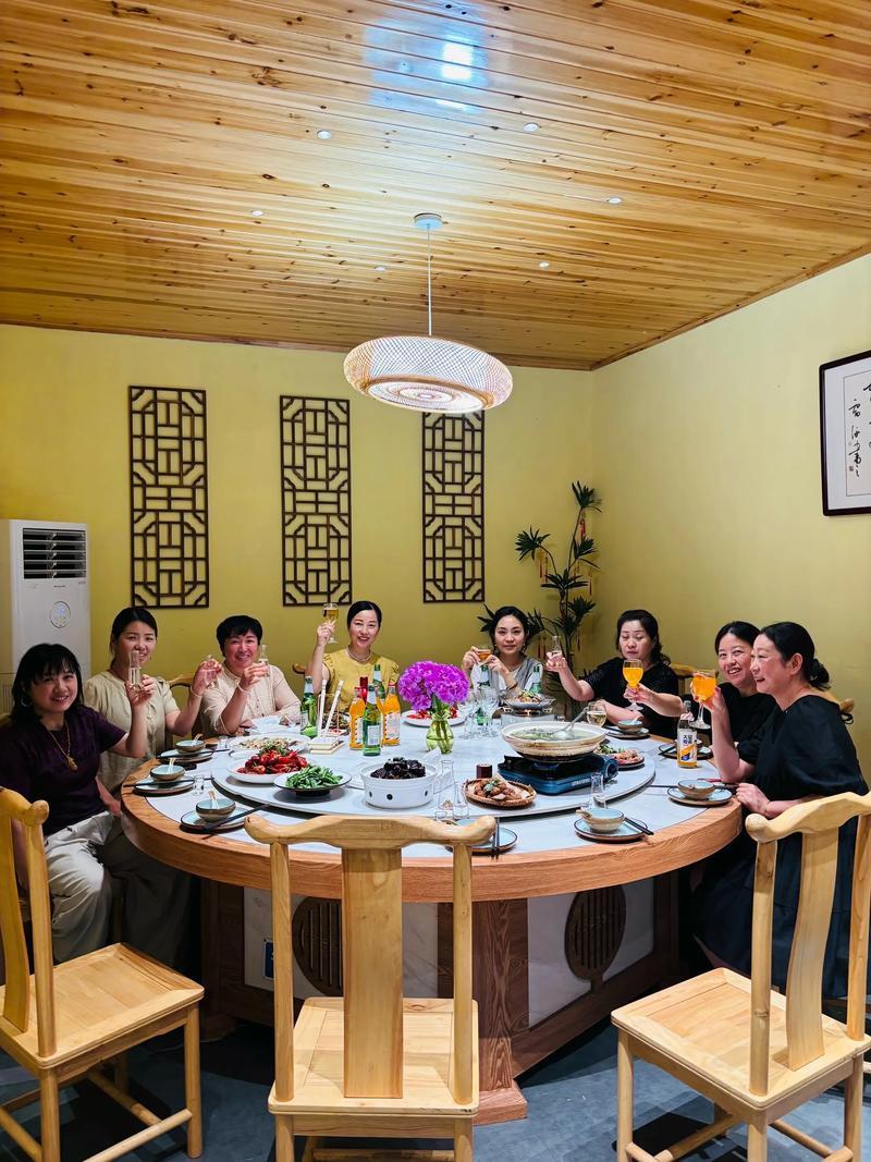 中式餐桌聚餐大家边吃边聊的欢乐场景