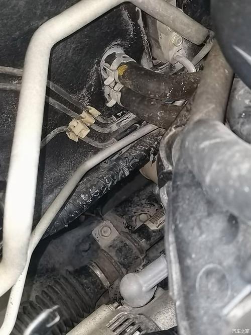 汽车暖风水箱管路慢漏残留的防冻液结晶实拍