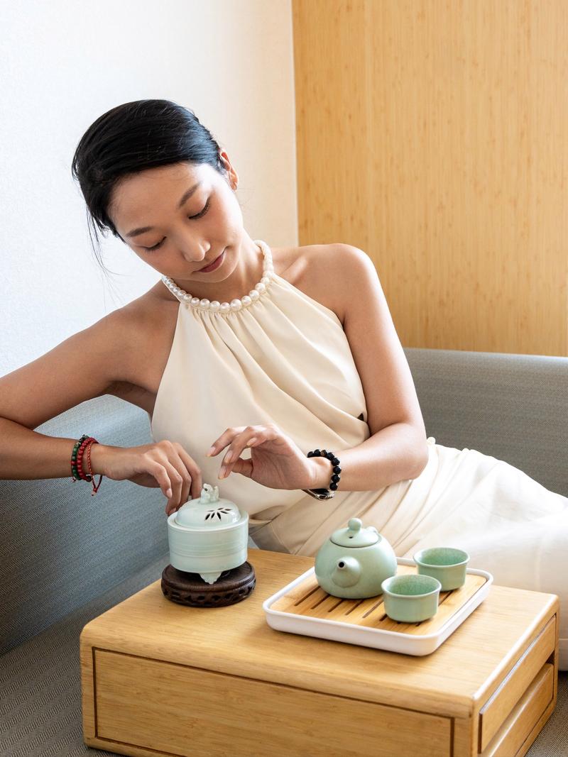 人在茶水间伸展手臂的抓拍