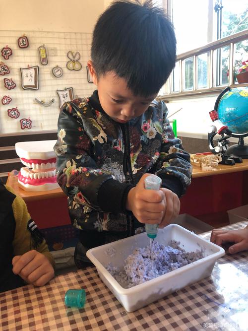 孩子用废旧纸张制作纸浆实验现场照片