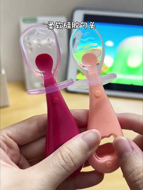 幼儿自己用勺子吃饭弄脏衣服