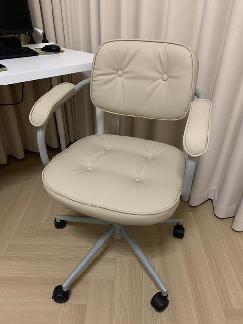 小户型多功能翻转扶手办公椅摆放示例