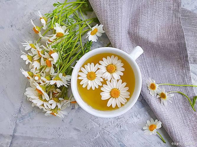 玻璃杯中洋甘菊花草茶特写