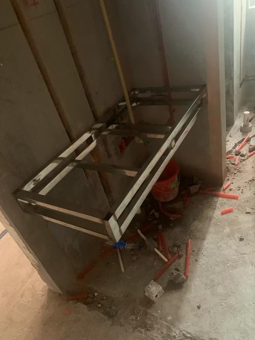 悬空洗手台钢架与水电预埋施工现场