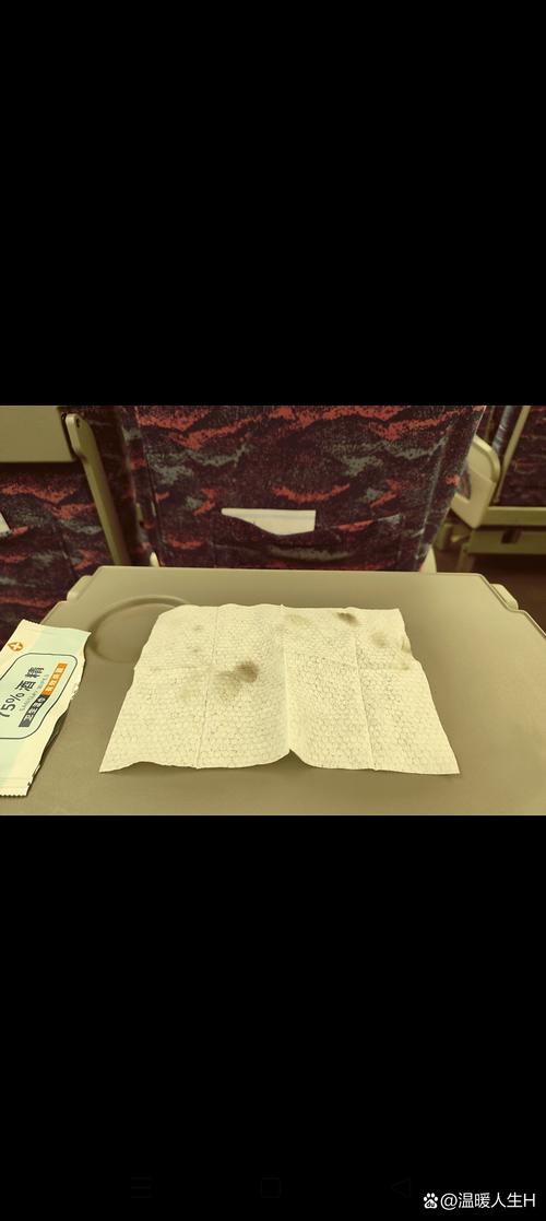 高铁小桌板表面清洁擦拭实拍