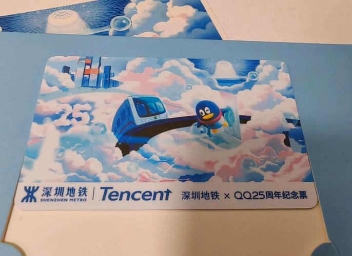 上班族地铁拿在职备考卡片