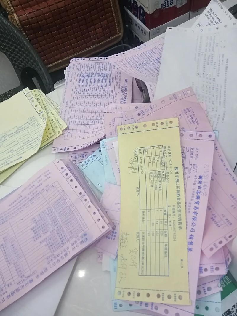 仲裁费用计算器与账单堆叠