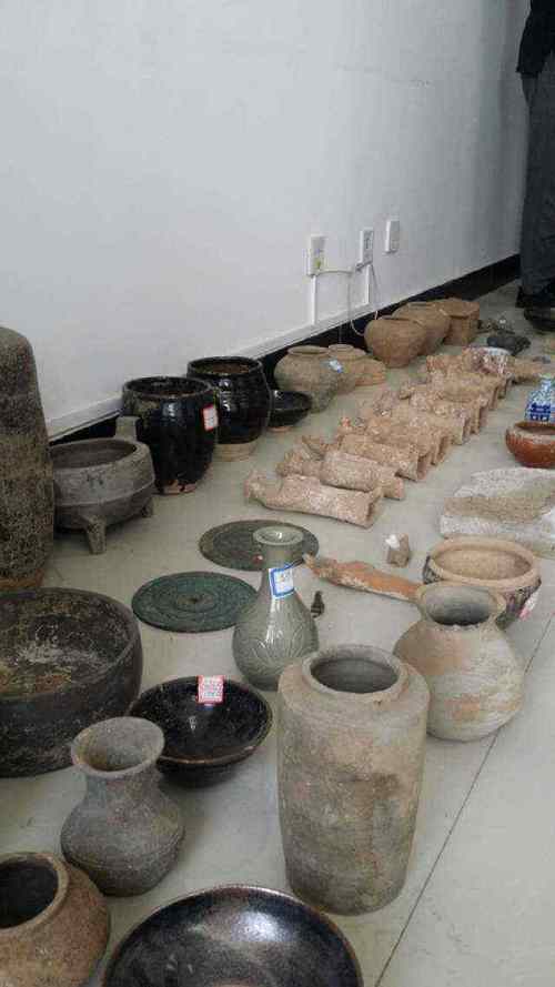 法院追缴盗掘出土文物现场照片