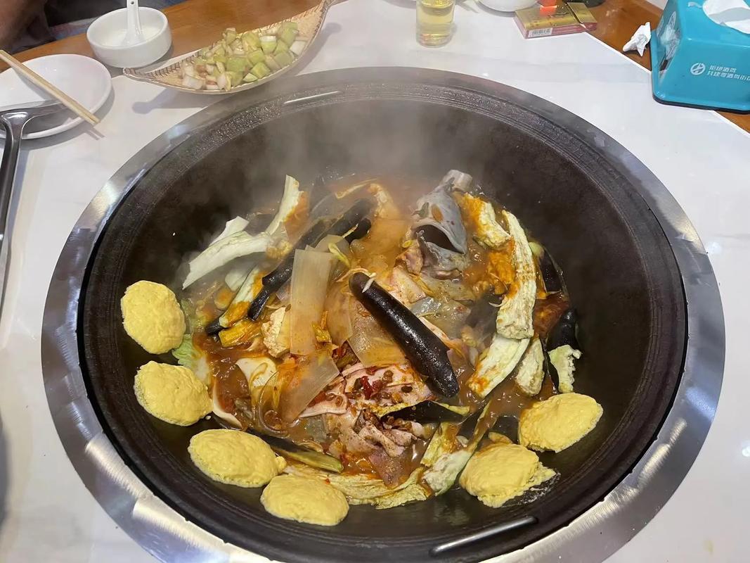 阿尔山铁锅炖冷水鱼贴饼子