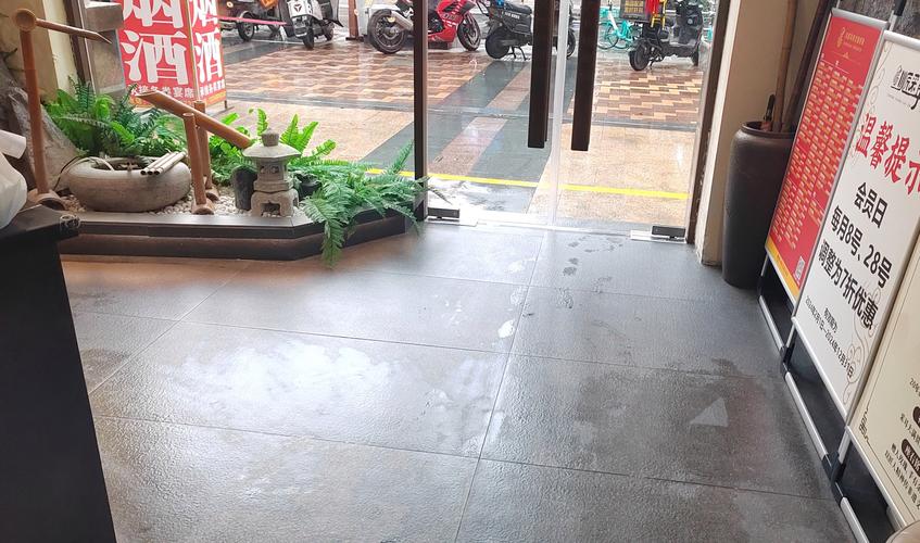临街社区奶茶店湿滑地面场景
