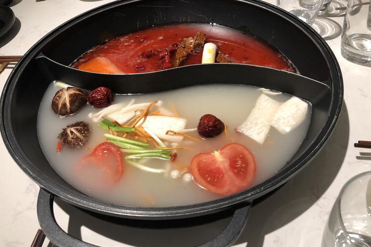鸳鸯锅底实拍 一半红汤一半白汤