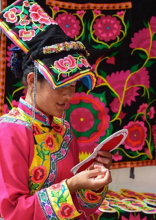 茂县牟托村老年妇女做羌族刺绣