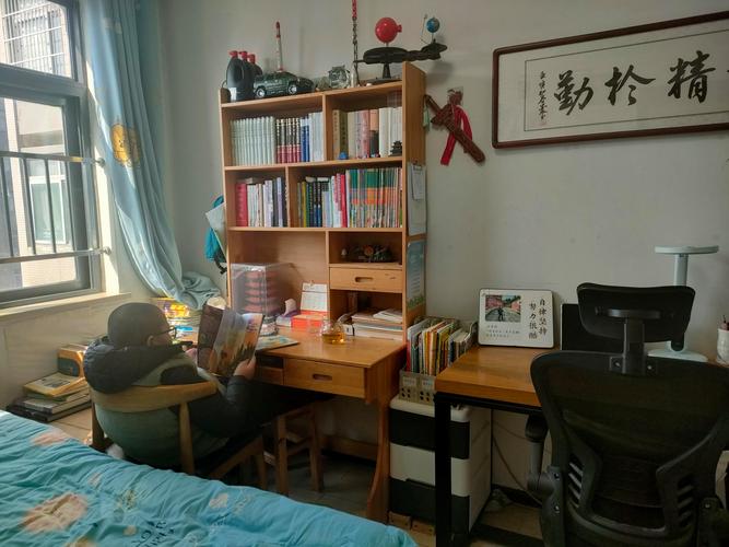 家庭书房书桌前发呆的青少年侧影