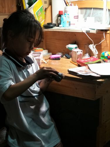 小学孩子书房自学走神抠橡皮场景