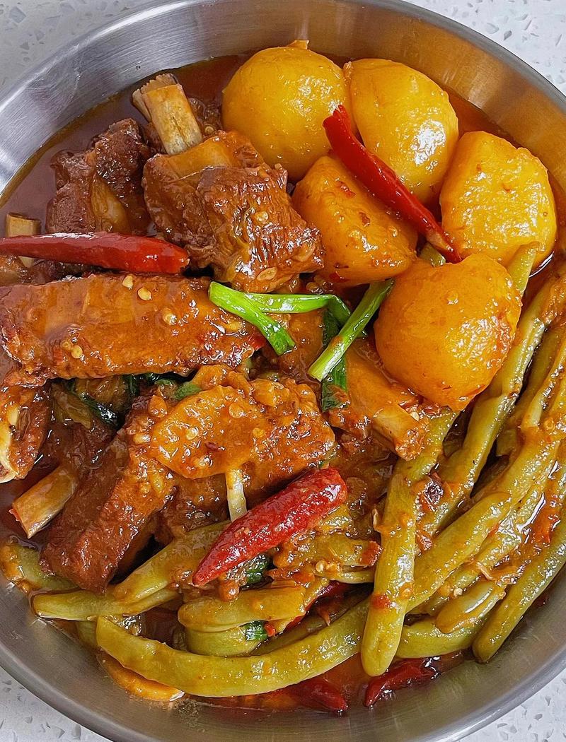 东北铁锅炖豆角土豆排骨大乱炖
