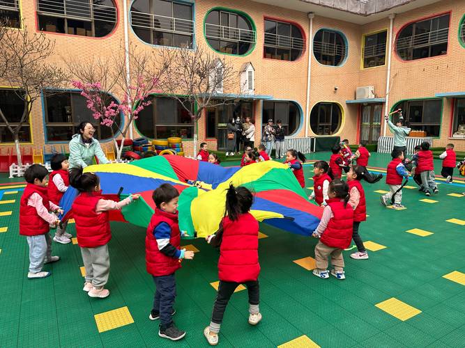 幼儿园小朋友户外做游戏活动图