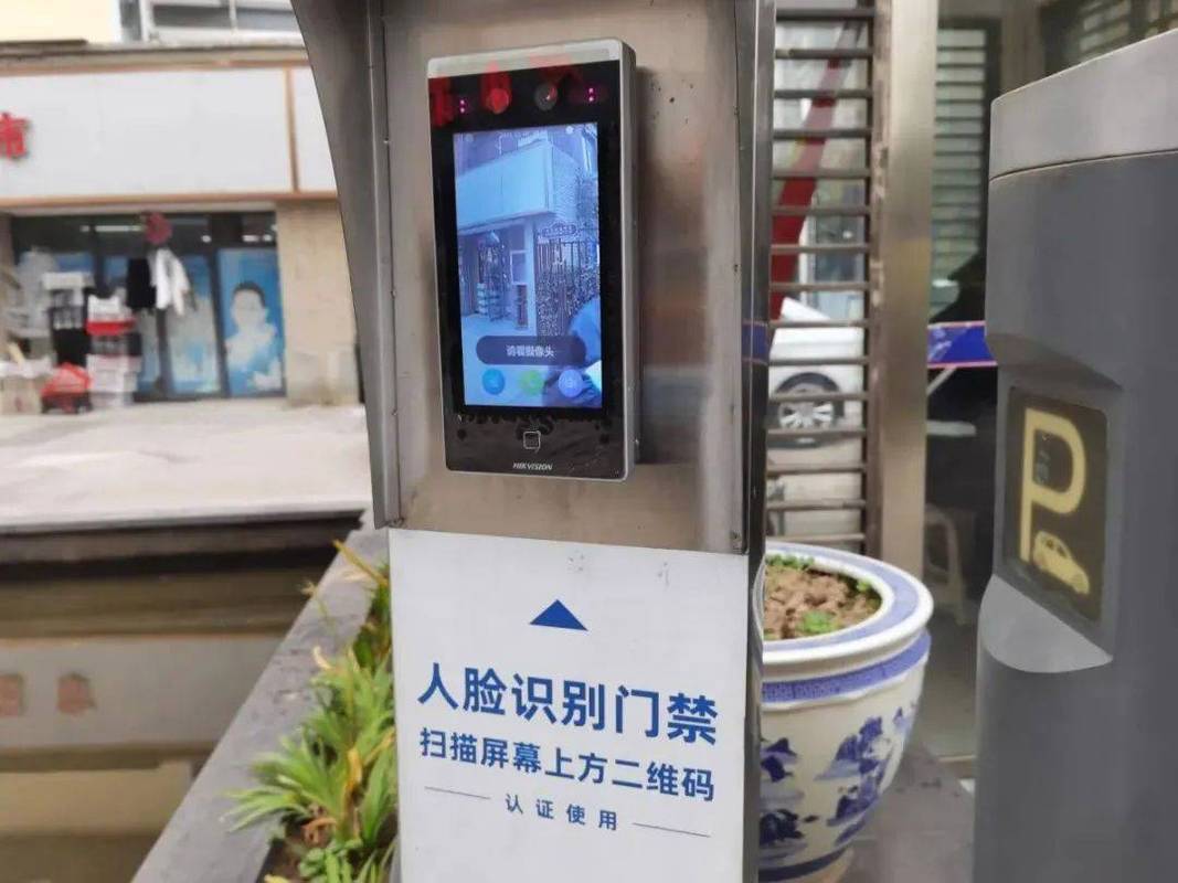 文保保护区小区入口强制人脸识别门禁实拍