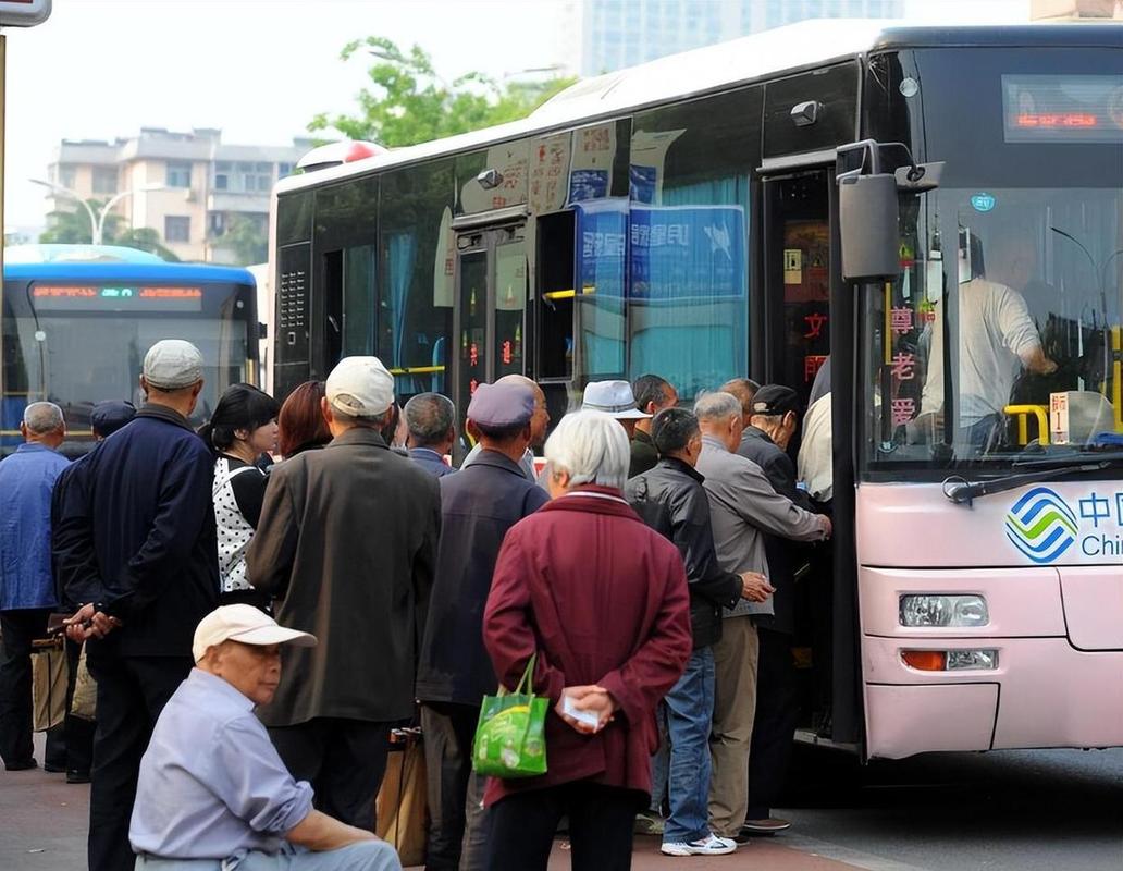 北京早高峰公交后门拥挤场景