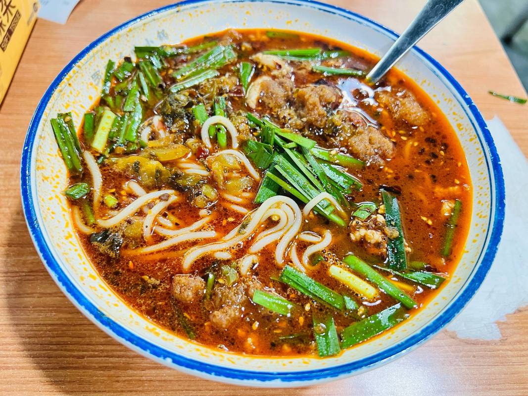 昆明文林巷老米线店鸡油封层热汤特写