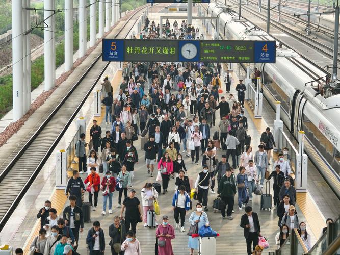 春运高铁站出发层人流场景图