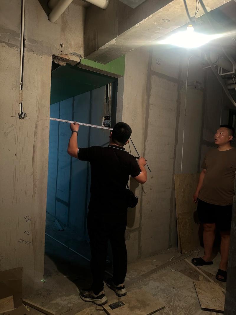安装师傅现场测量折叠门门洞尺寸 水平仪