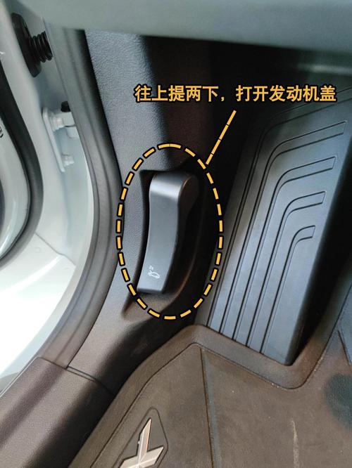 热车状态汽车膨胀壶安全开盖操作示意图