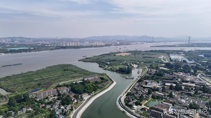 瓜洲渡口春日长江对岸景观图