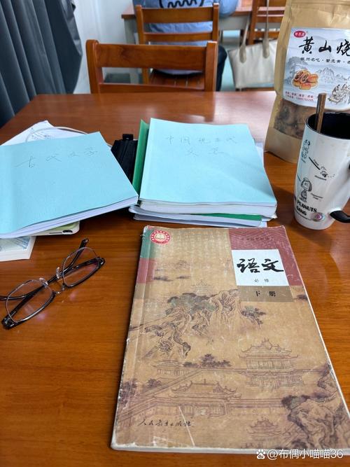 家庭餐桌摊开的语文备课本实拍