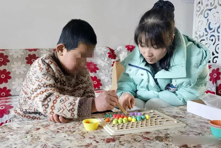 送教上门教师陪伴孤独症儿童