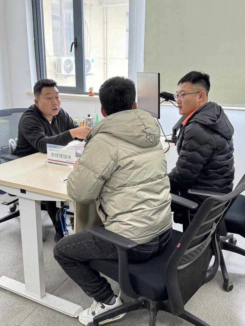 客户成功主管陪同员工见客户的真实办公场景