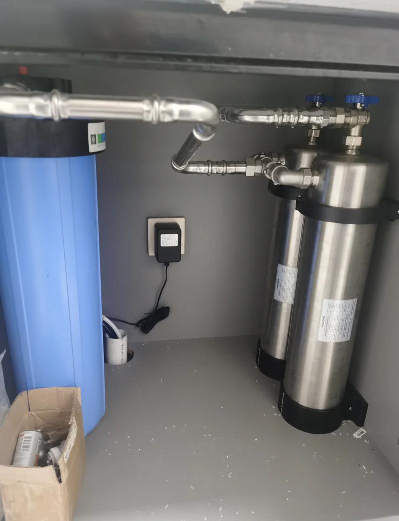 入户玄关柜下方暗装的全屋净水机组