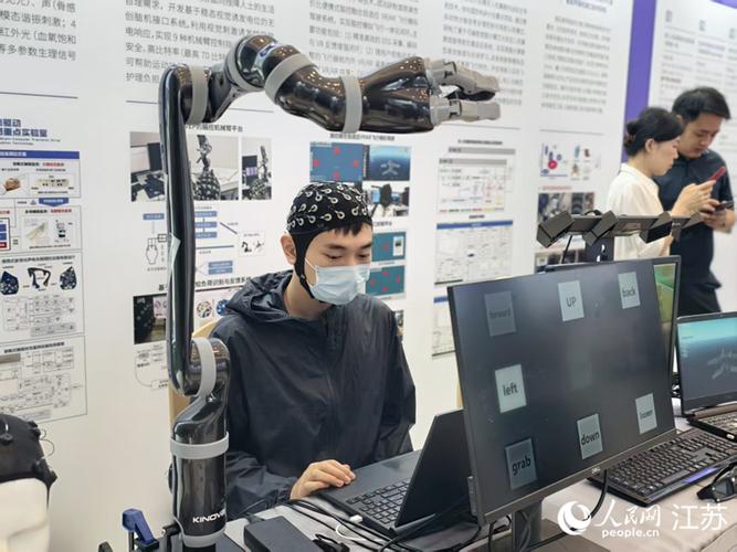 脑机接口临床试验场景 患者用意念控制机械手