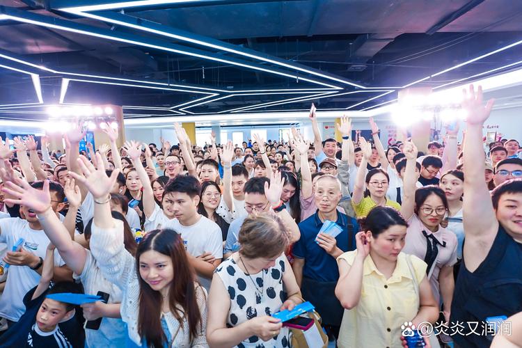 独角兽企业校招宣讲会现场排长队场景