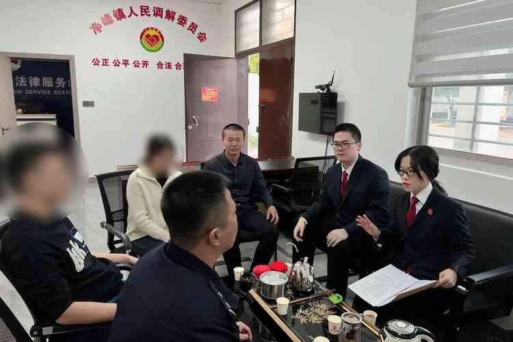 律师在会见室与被告人沟通